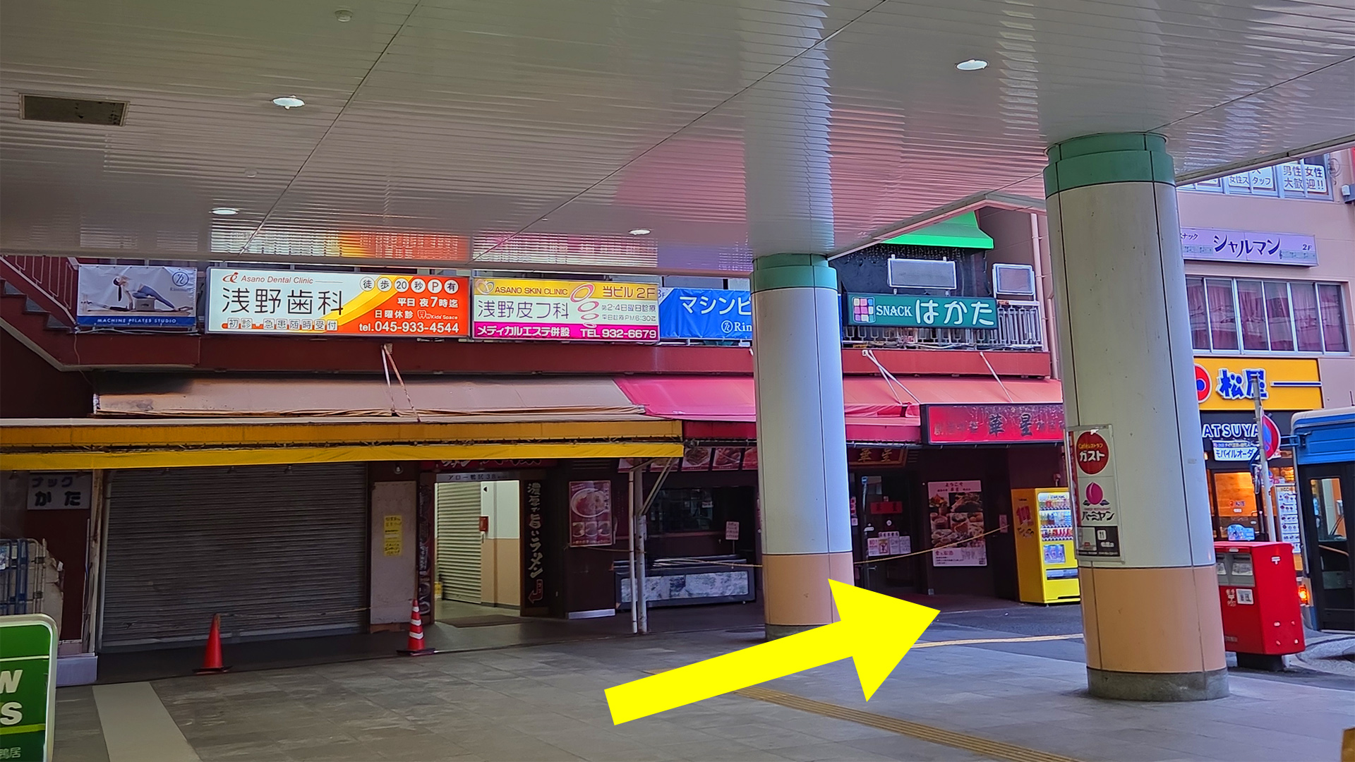 階段を降りるたら右に進み、バスロータリー脇の歩道を通って行きます